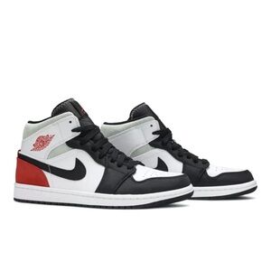 Jordan 1 Mid SE
Red Black Toe.